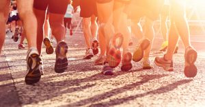 marathon_running_race_people_competing_in_fitness_and_healthy_active_lifestyle_feet_on_road